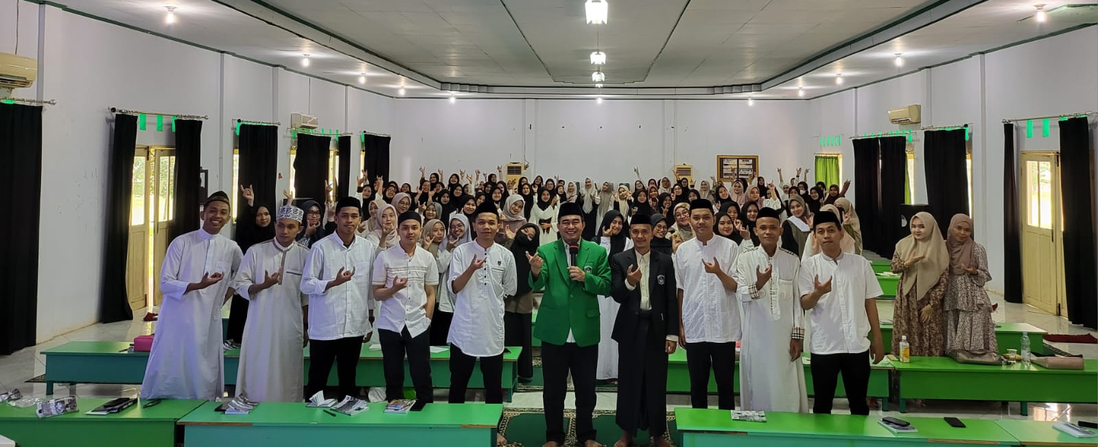Wakil Rektor IV UMI Paparkan Keunggulan Pencerahan Qalbu UMI Pada Mahasiswa Profesi Apoteker Fak.Farmasi UMI