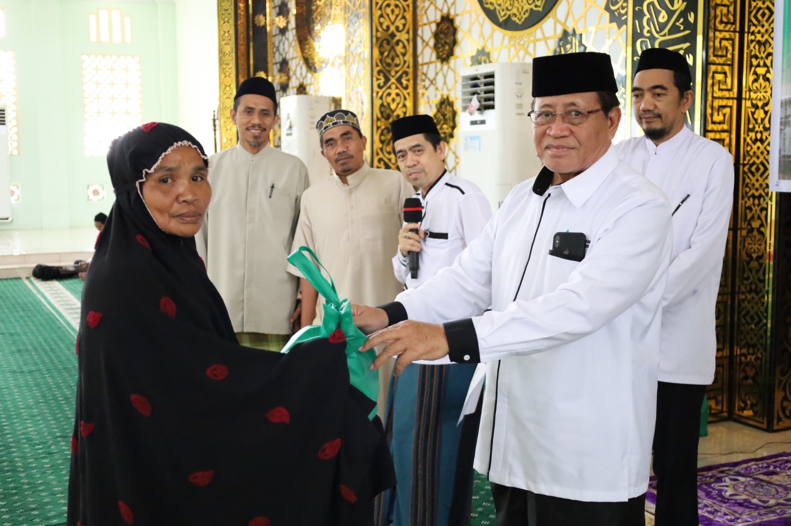 Pesantren UMI Padanglampe Bagikan Bingkisan Lebaran ke Warga