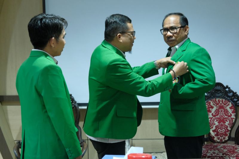 Dr. Ir. H. Hanafi Ashad, MT.,IPM. Terima Pin Emas Dari FTI UMI