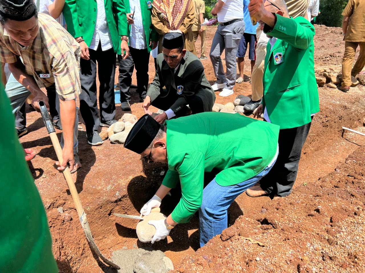 Rektor UMI Letakkan Batu Pertama Pembangunan Asrama Tahfidz di Sela Kunjungan KKN UMI Di Kab. Gowa