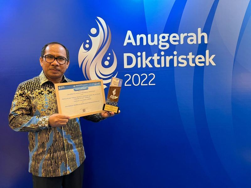 TERBAIK, UMI Terima Penghargaan Anugrah Ristek DIKTI 2022 Kategori Tracer Study