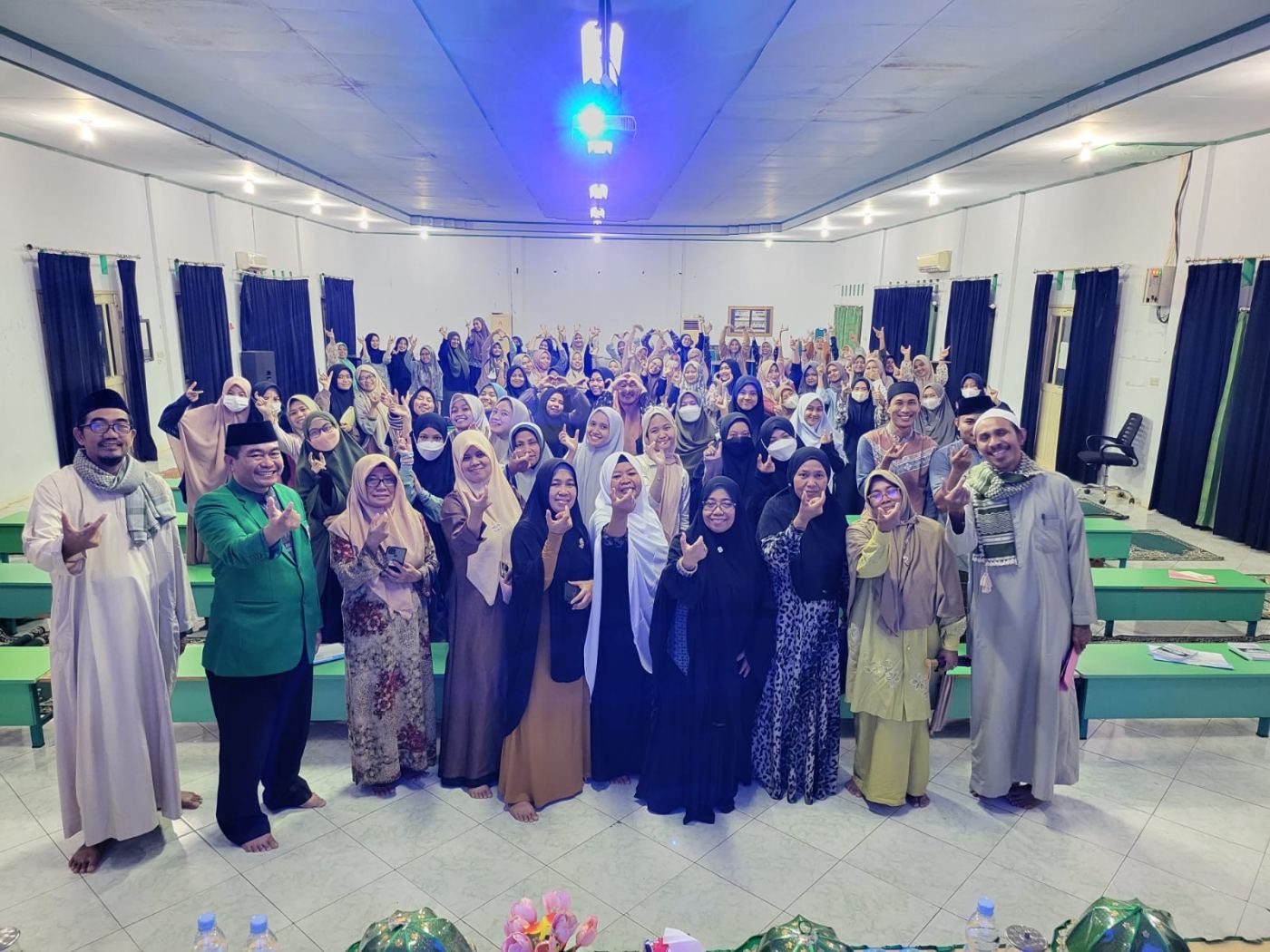 Mahasiswa Apoteker UMI Mendukung Smart University Melalui Pencerahan Qalbu