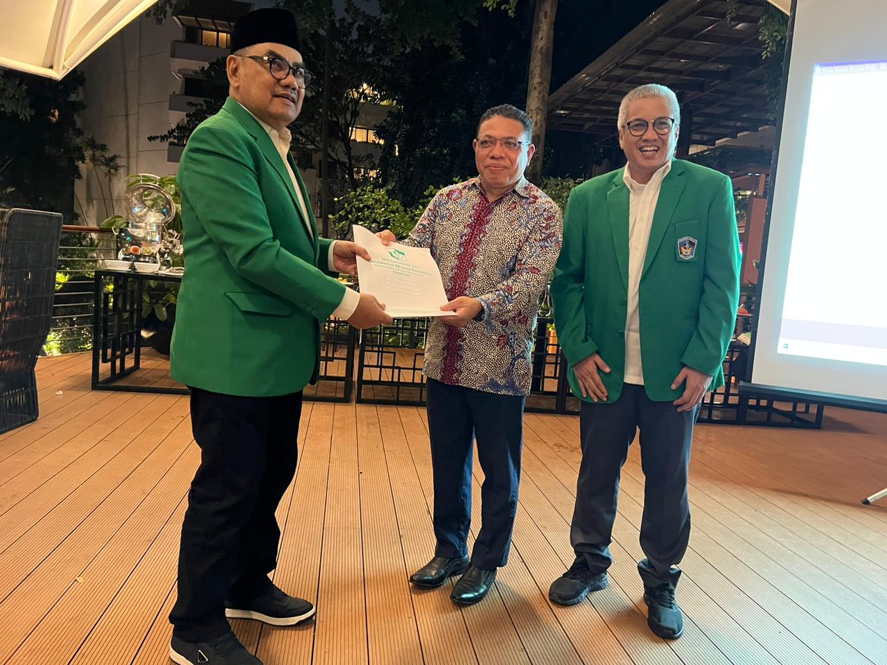 Rektor UMI Serahkan Policy Paper Ke Badan Keahlian DPR RI
