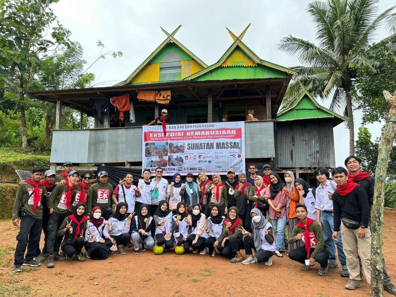 Tembus Pedalaman Barru, Mahasiswa Kedokteran UMI Gelar Sunatan Massal