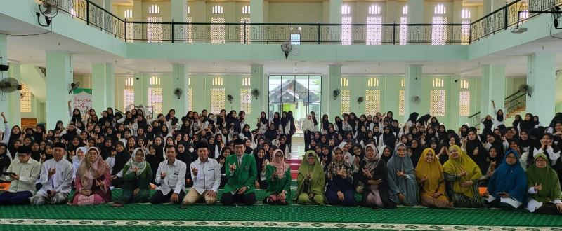 Rektor UMI Silaturrahim Dengan Mahasiswi Fakultas Sastra UMI di Padanglampe