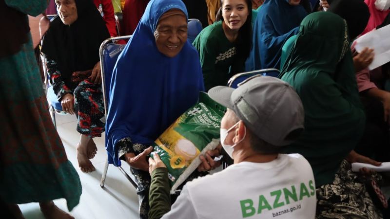 MT Ukhuwah UMI Dan Baznas Sulsel Sinerji Menyalurkan Zakat Fitrah di Desa Borikamase Maros
