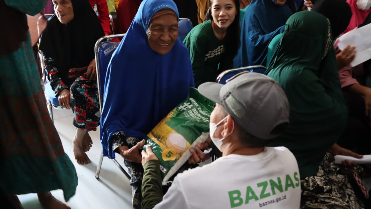 MT Ukhuwah UMI Dan Baznas Sulsel Sinerji Menyalurkan Zakat Fitrah di Desa Borikamase Maros