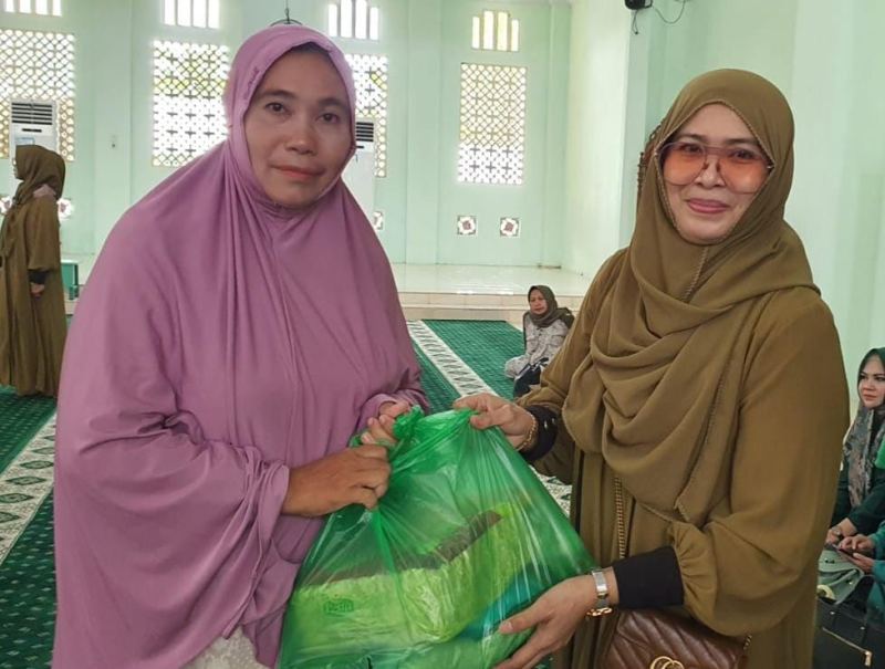 MT. Ukhuwah UMI Berbagi Sembako Di Pesantren Unggulan Darul Mukhlisin UMI