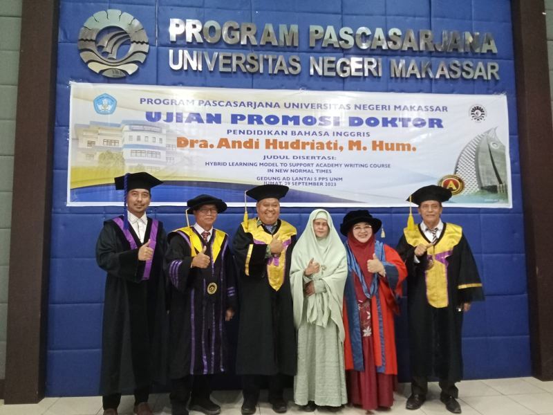 Kaji Model Pembelajaran Hibrid untuk Academic Writing Bawa Dosen FS UMI Raih Doktor