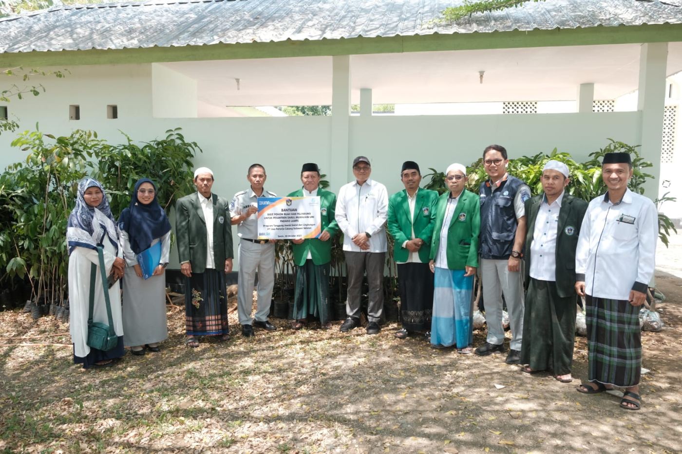 Tanggungjawab Sosial Lingkungan, Pesantren Darul Mukhlisin UMI Terima 275 Bibit Pohon oleh PT. Jasa Raharja Sulsel