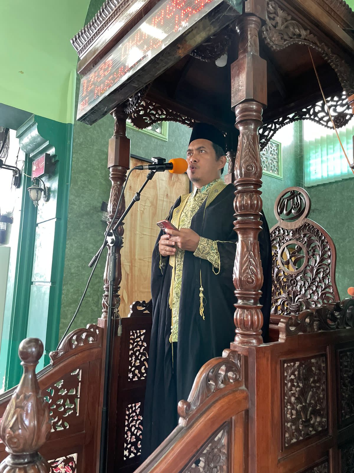 Khatib Jum’at Mesjid Umar bin Khattab UMI Dibawakan Prof. Dr. Mohd Roslan bin Mohd Nor Dosen Universiti Malaya  