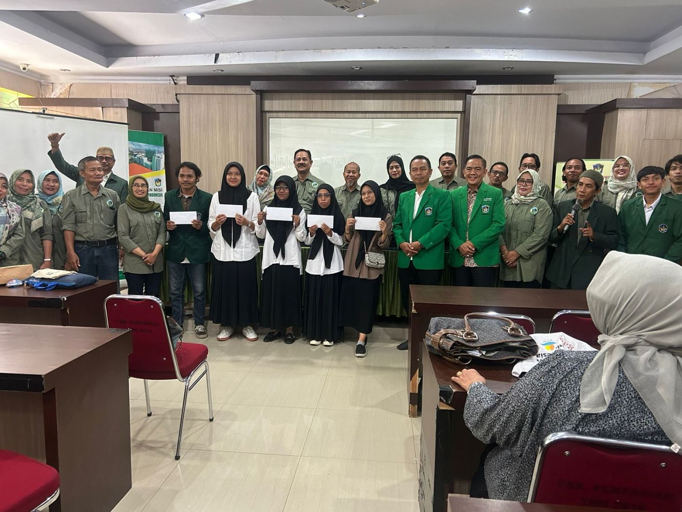 Peduli Pendidikan, IKA FP UMI Serahkan 50 Beasiswa