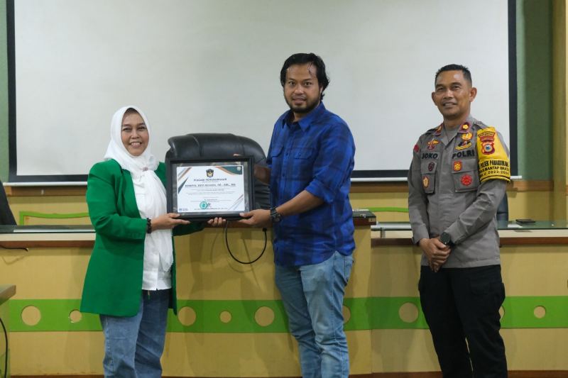 Wakil Rektor III UMI Berikan Penghargaan Kepada Kapolrestabes Makassar dan Kapolsek Panakukang