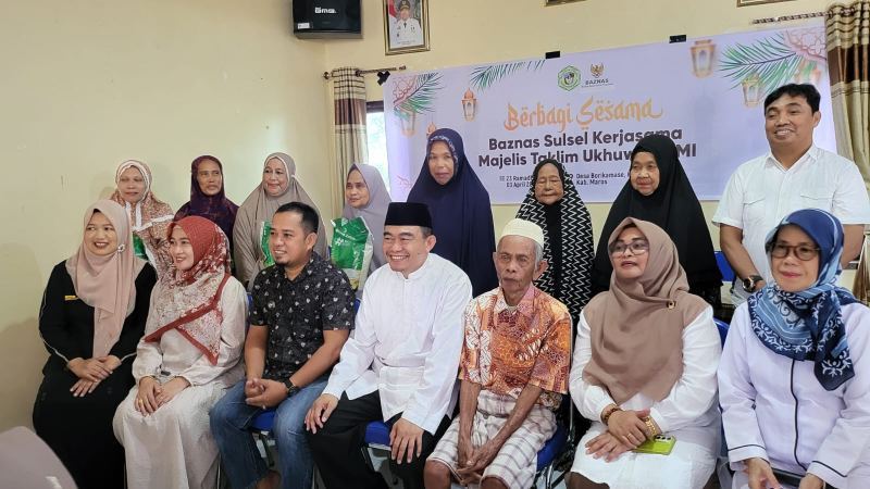 Baznas Sulsel Kolaborasi Majelis Taklim Ukhuwah UMI Distribusikan Zakat Fitrah Di Maros