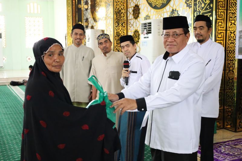 Pesantren UMI Padanglampe Bagikan Bingkisan Lebaran ke Warga