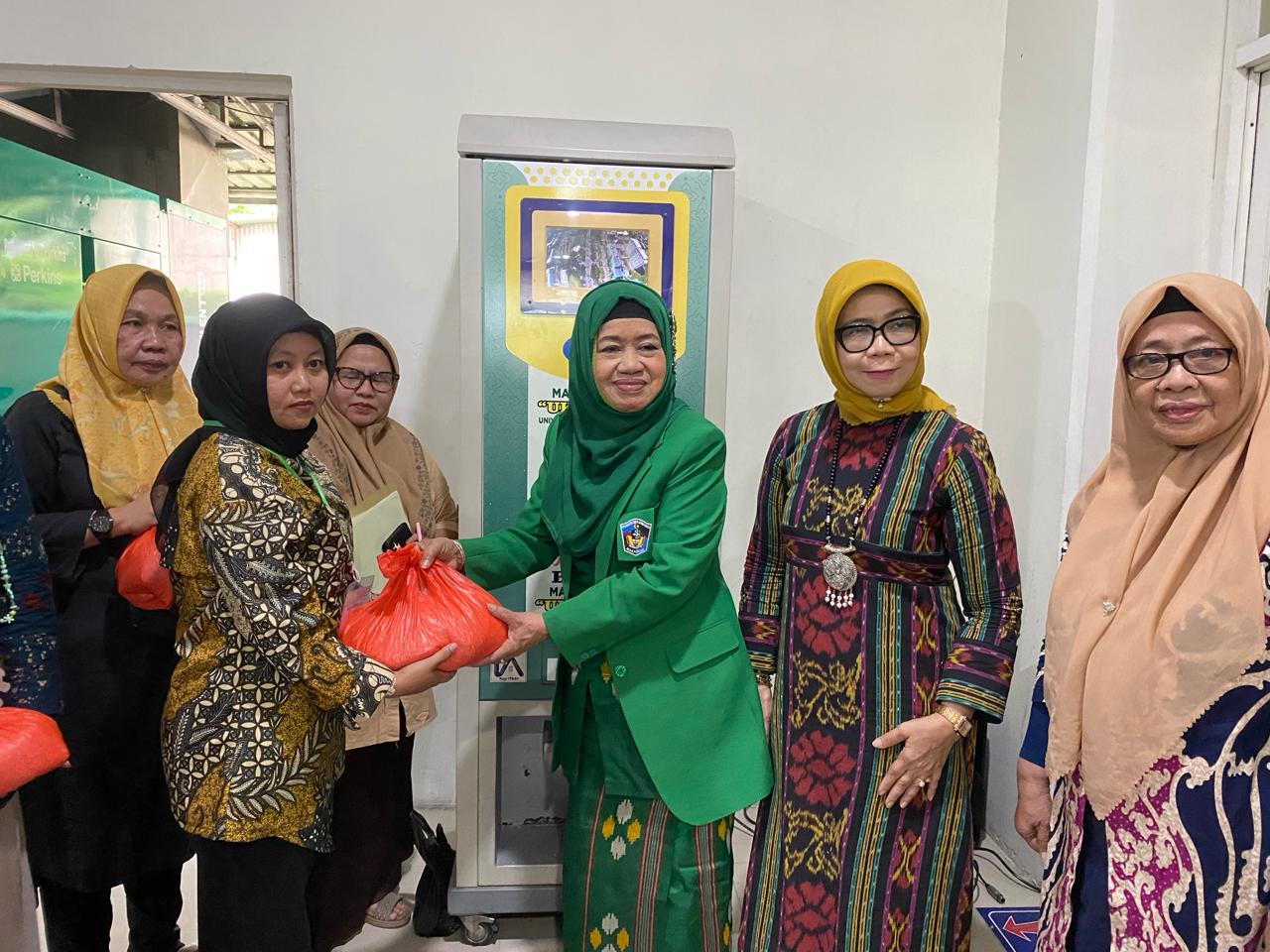 ATM Beras Ukhuwah UMI Diresmikan Ketua Pengurus YW UMI