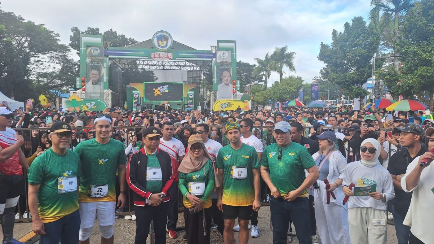 Kenakan Songkok Tenun Muna Bercorak Warna Khas UMI, Raffi Ahmad Ramaikan Sultra Run IKA UMI