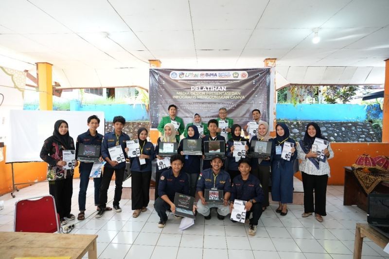Tim Pengabdi Dosen Fikom UMI Gelar Pelatihan Sistem Informasi Dan Desain Grafis