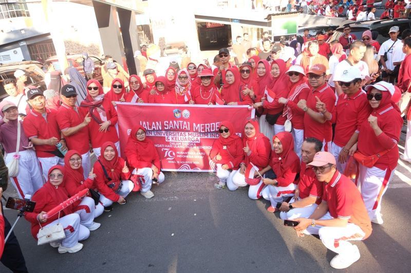 Begini Keseruan Rombongan UMI di Gerak Jalan Kemerdekaan ke 79 RI yang Digelar Pemprov Sulsel