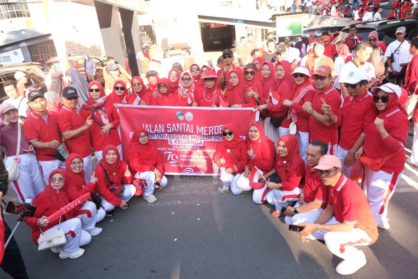 Begini Keseruan Rombongan UMI di Gerak Jalan Kemerdekaan ke 79 RI yang Digelar Pemprov Sulsel
