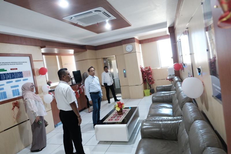 Meriahkan HUT RI ke-79, Rektor UMI Tinjau Lomba Merias Ruangan di PPs-UMI