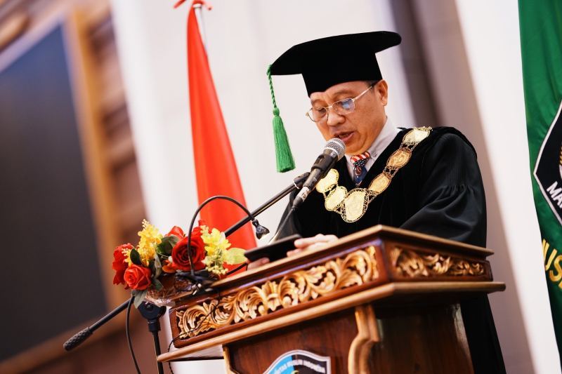 Wisuda Hari ke Dua Periode II 2024, Rektor UMI Ingatkan Alumni Soal Era Distruptif