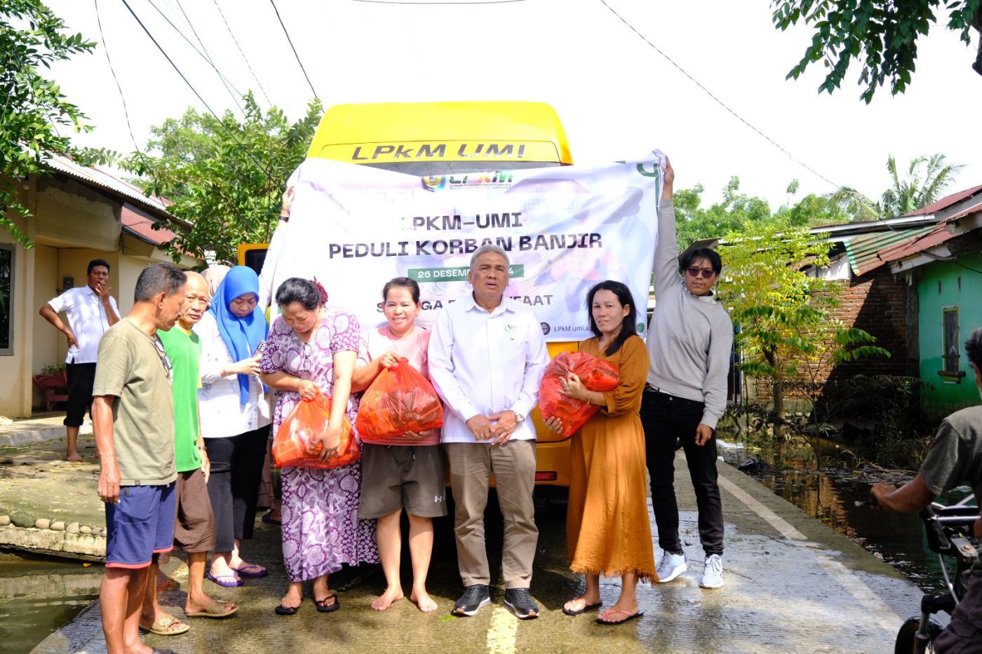 Banjir Perumnas Antang, LPkM UMI Salurkan Bantuan Sembako