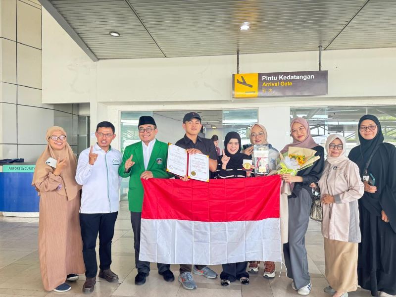 MAHASISWA UMI RAIH GOLD PRIZE DI AJANG SIIF KOREA SELATAN, TIBA DI BANDARA  DISAMBUT PIMPINAN UMI