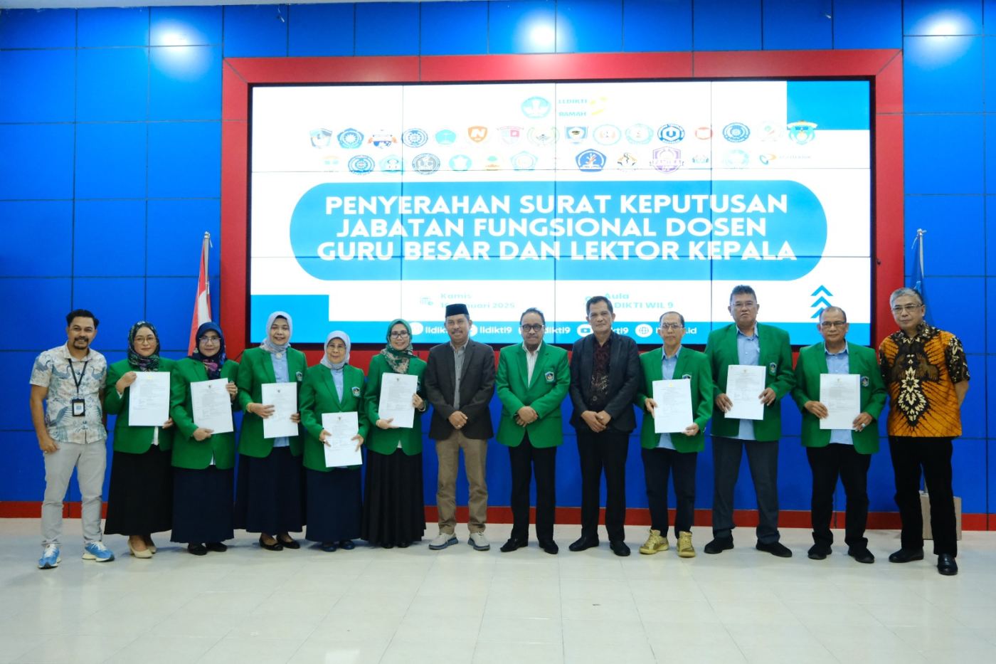 Awal Tahun 2025, Dosen UMI Terima 9 SK Profesor. Rektor UMI: Kokohkan UMI sebagai Penyumbang Profesor Terbanyak Lldikti 9.