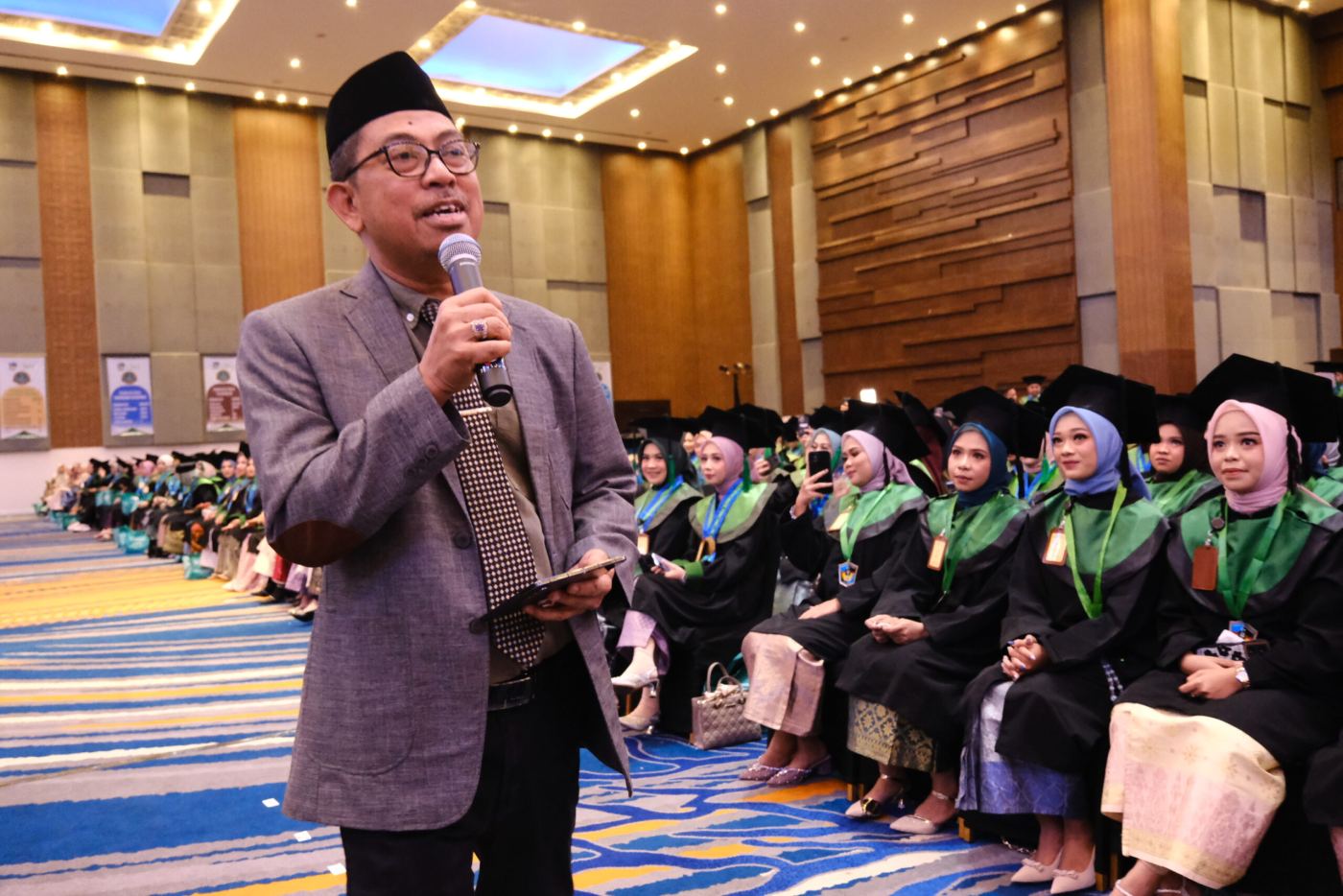Wisuda UMI Hari Pertama Periode I 2025, Kepala LLDikti IX : UMI Unggul, Luaran Siap Hadapi Tantangan Global
