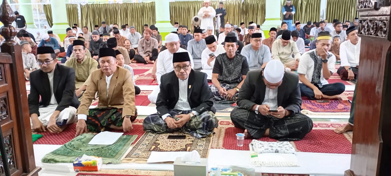 Khatib Direktur Pesantren Darul Mukhlisin UMI, Keluarga Besar UMI Shalat Idul Fitri 1446 H di Mesjid Umar bin Khattab UMI