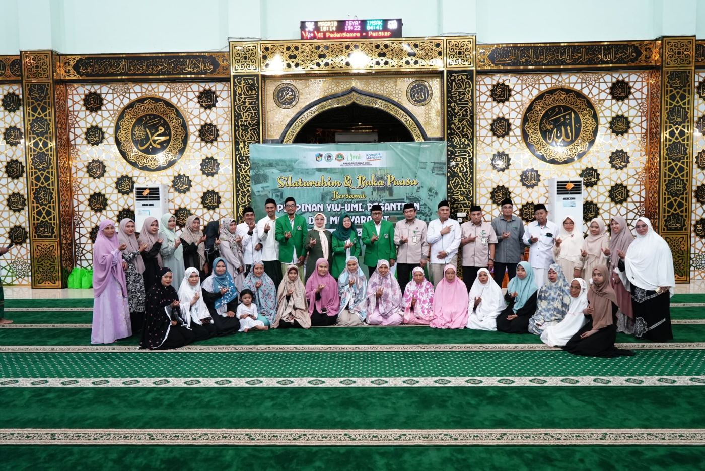 Pesantren Unggulan Darul Mukhlisin UMI Gelar Silaturahmi dan Buka Puasa Bersama, Pimpinan YW-UMI Berbagi Paket Sembako Ramadhan Kepada Masyarakat Padanglampe Pangkep