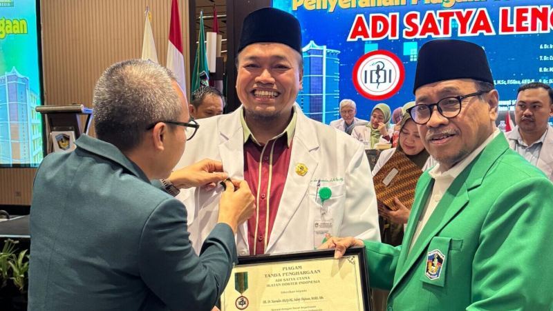 Selamat! Dekan FK UMI Raih Piagam Adi Satya Utama