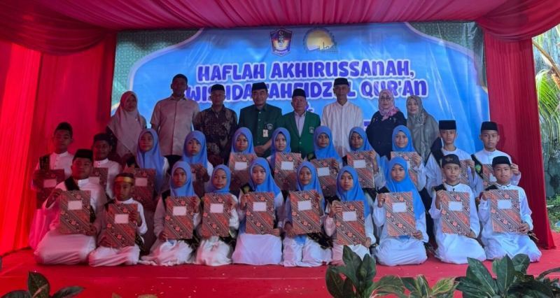 Pengurus YW UMI dan Rektor UMI Hadiri Haflah Akhirussanah dan Milad ke-71 MI Al Fitrah UMI