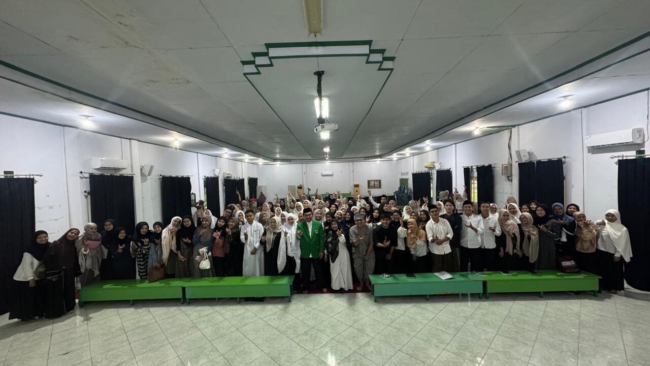 WR IV UMI Paparkan Keunggulan Pesantren Mahasiswa Darul Mukhlishin Padanglampe ke 100 Mahasiswa Apoteker UMI