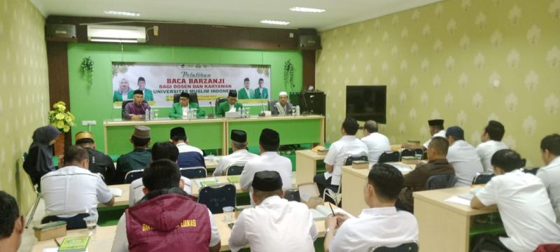 Integrasikan Dakwah dan Budaya, Cetak Kader Baru : UPT. PKD UMI Gelar Pelatihan Baca Barzanji Bagi Dosen dan Karyawan