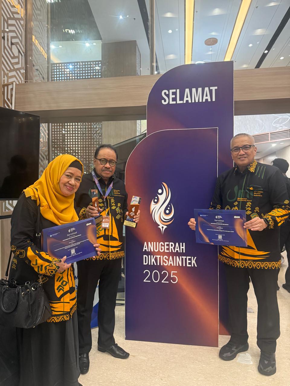 UMI Borong Dua Penghargaan Nasional di Anugerah Diktisaintek 2025, Tegaskan Reputasi Kampus Unggul Indonesia Timur