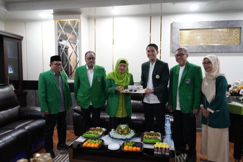 Yayasan Wakaf UMI Serahkan Mobil Operasional Untuk Perkuat Layanan RS Ibnu Sina YW-UMI