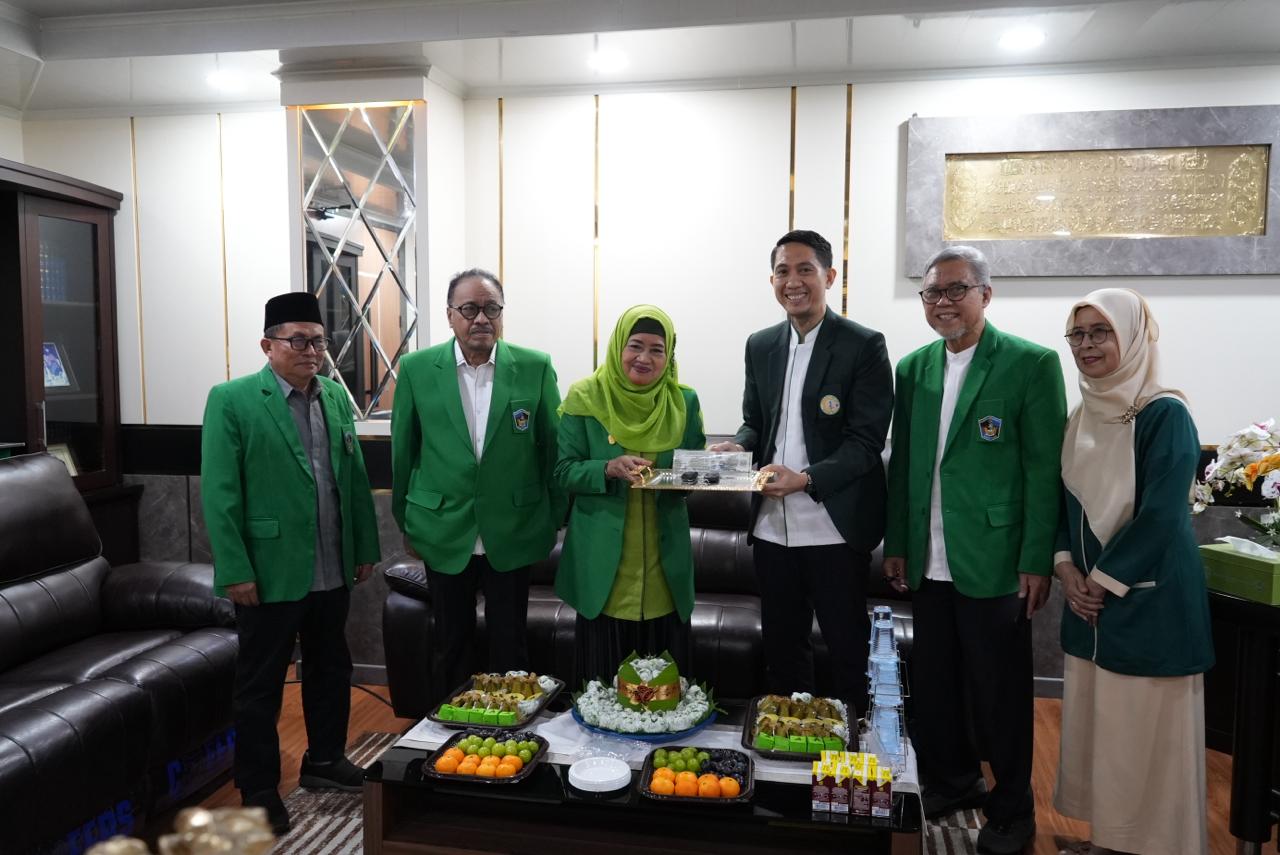 Yayasan Wakaf UMI Serahkan Mobil Operasional Untuk Perkuat Layanan RS Ibnu Sina YW-UMI