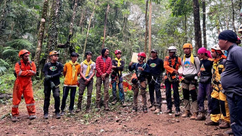MAPALA UMI dan KSR PMI UMI Tuntaskan Misi Kemanusiaan, Relawan Evakuasi Pesawat ATR 42-500 di Puncak Bulusaraung