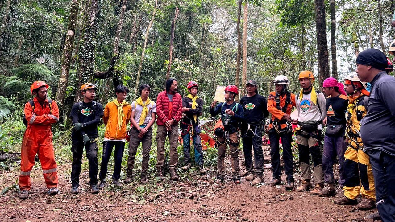 MAPALA UMI dan KSR PMI UMI Tuntaskan Misi Kemanusiaan, Relawan Evakuasi Pesawat ATR 42-500 di Puncak Bulusaraung