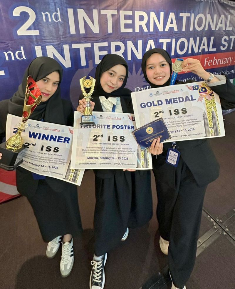 Rektor UMI Apresiasi Tiga Mahasiswa FH Raih Gold Medal di Malaysia
