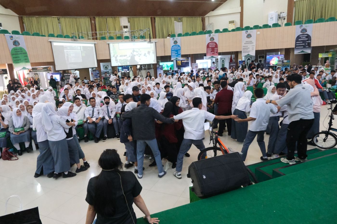 Seru, Edukatif, dan Inspiratif! Dihibur Selebgram Makassar, Ratusan Siswa Antusias Ikuti Tryout Gratis UMI 2026