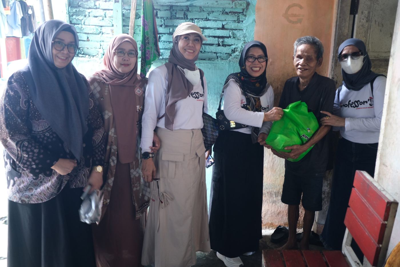 Professor UMI Berbagi : Salurkan Bantuan untuk Kaum Dhuafa di Makassar
