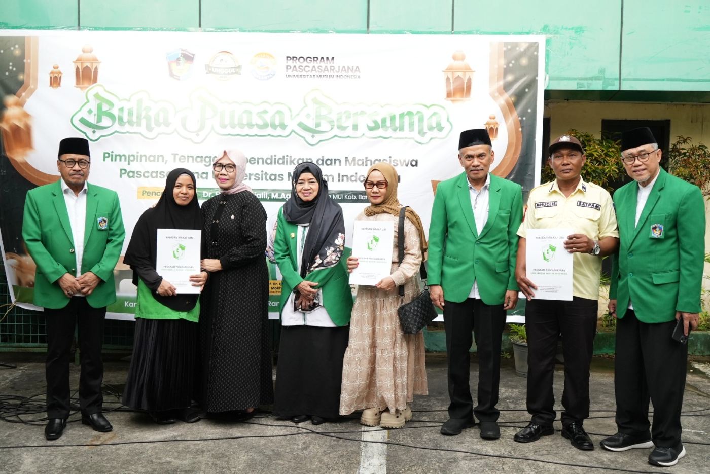 Tebar Kepedulian Ramadan, Pascasarjana UMI Berbagi untuk Yatim dan Cleaning Service
