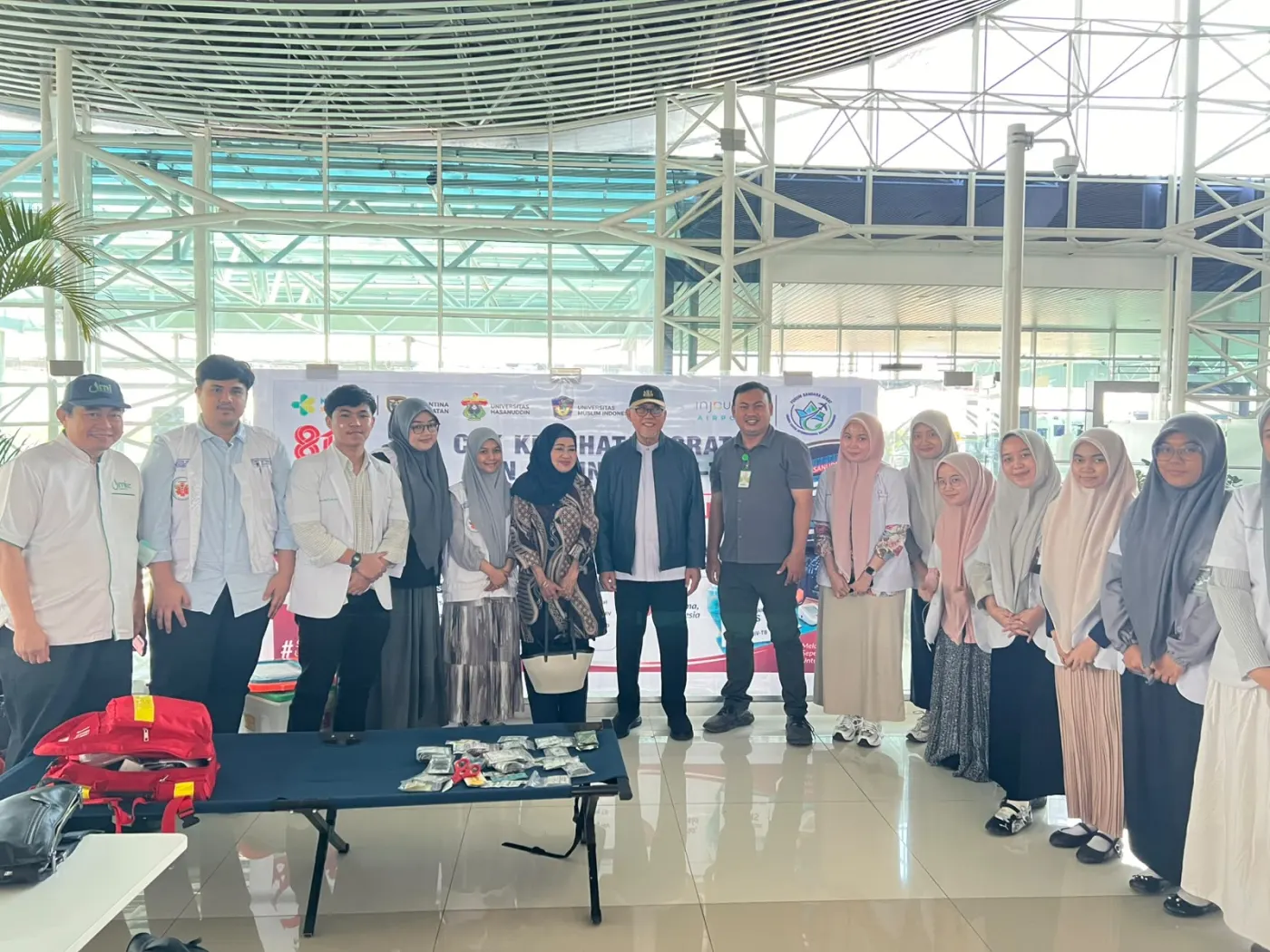 UMI Perkuat Layanan Kesehatan Gratis di Bandara Sultan Hasanuddin, Prof. Mansyur: Kemerdekaan Harus Diisi Aksi Nyata