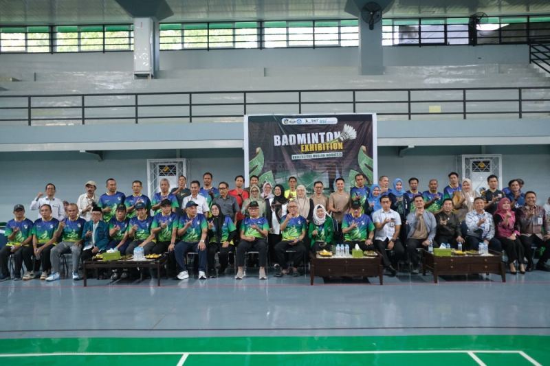 Eksebisi Badminton Milad ke 72 UMI, Tim Perbankan Tantang UMI